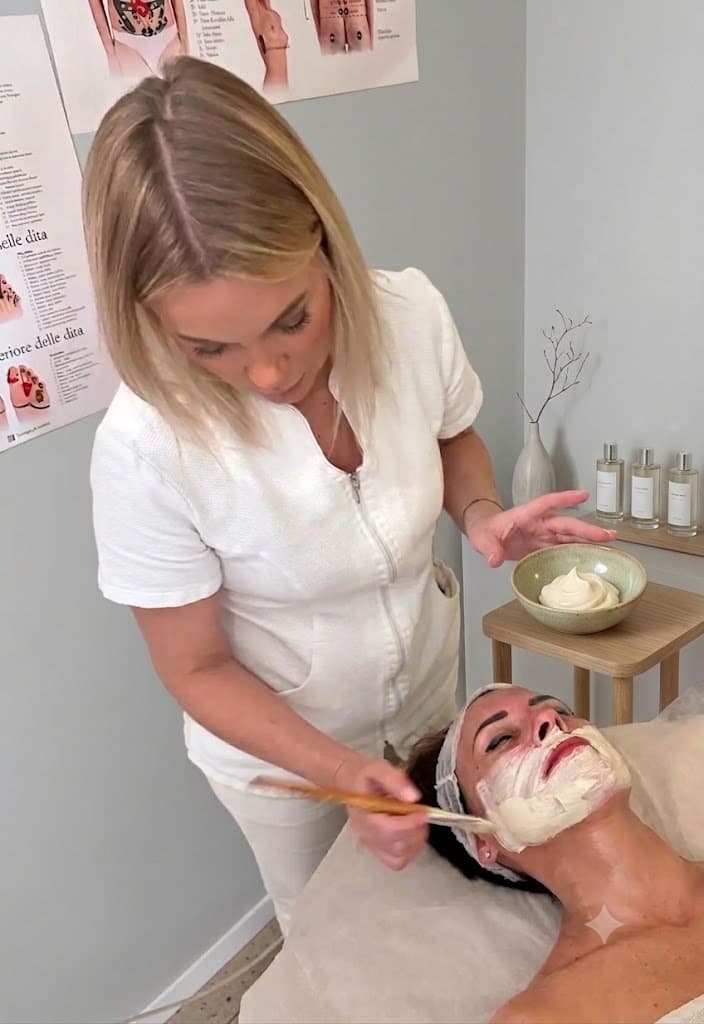 Applicazione maschera viso in cabina — Ma Belle Estetica